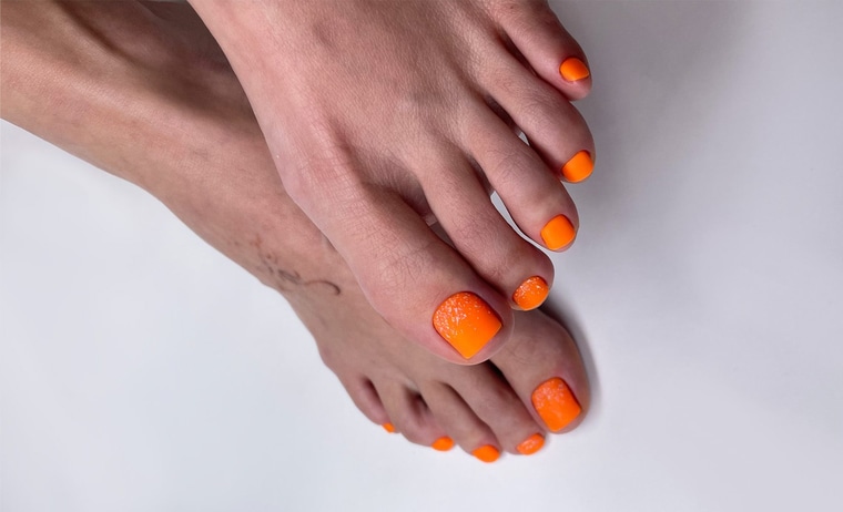 Pedicura para el verano 2024: tendencias de colores y diseños para las uñas de los pies
