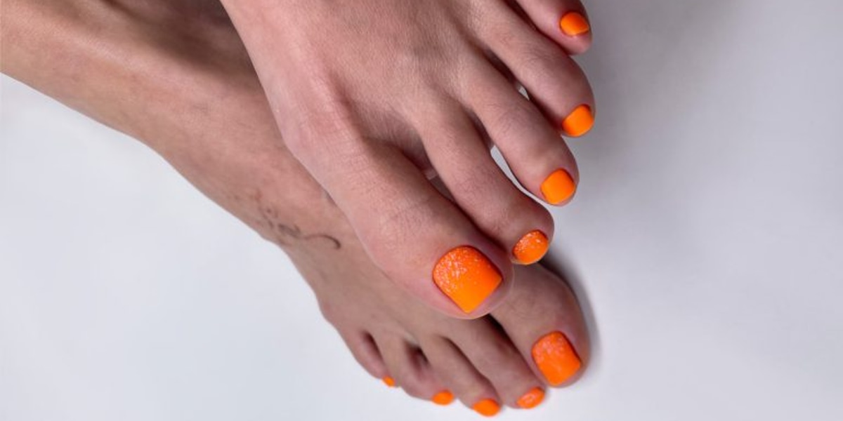 Pedicura para el verano 2024: tendencias de colores y diseños para las uñas de los pies