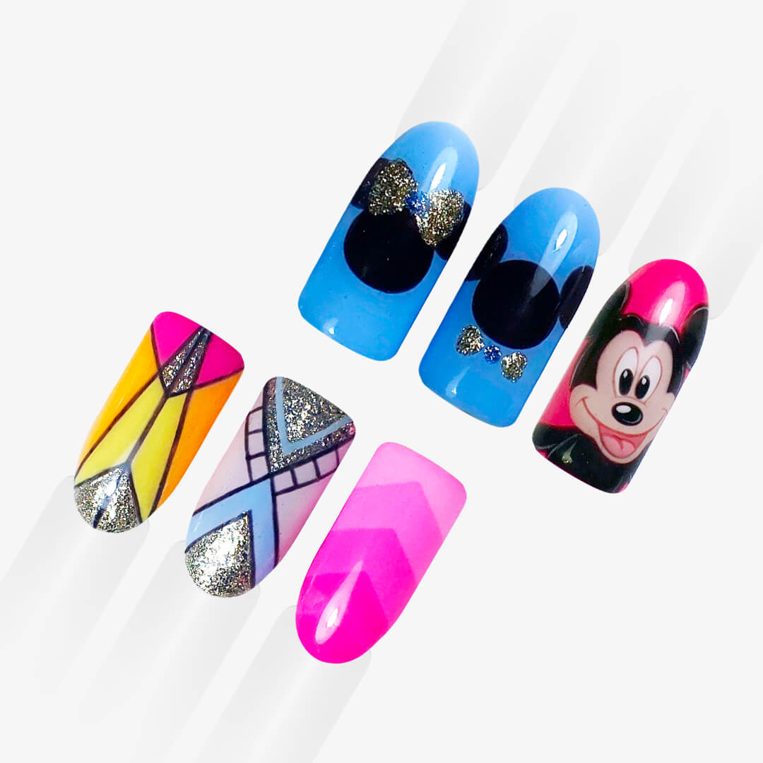 Diseño Mickey Mouse y líneas geométricas