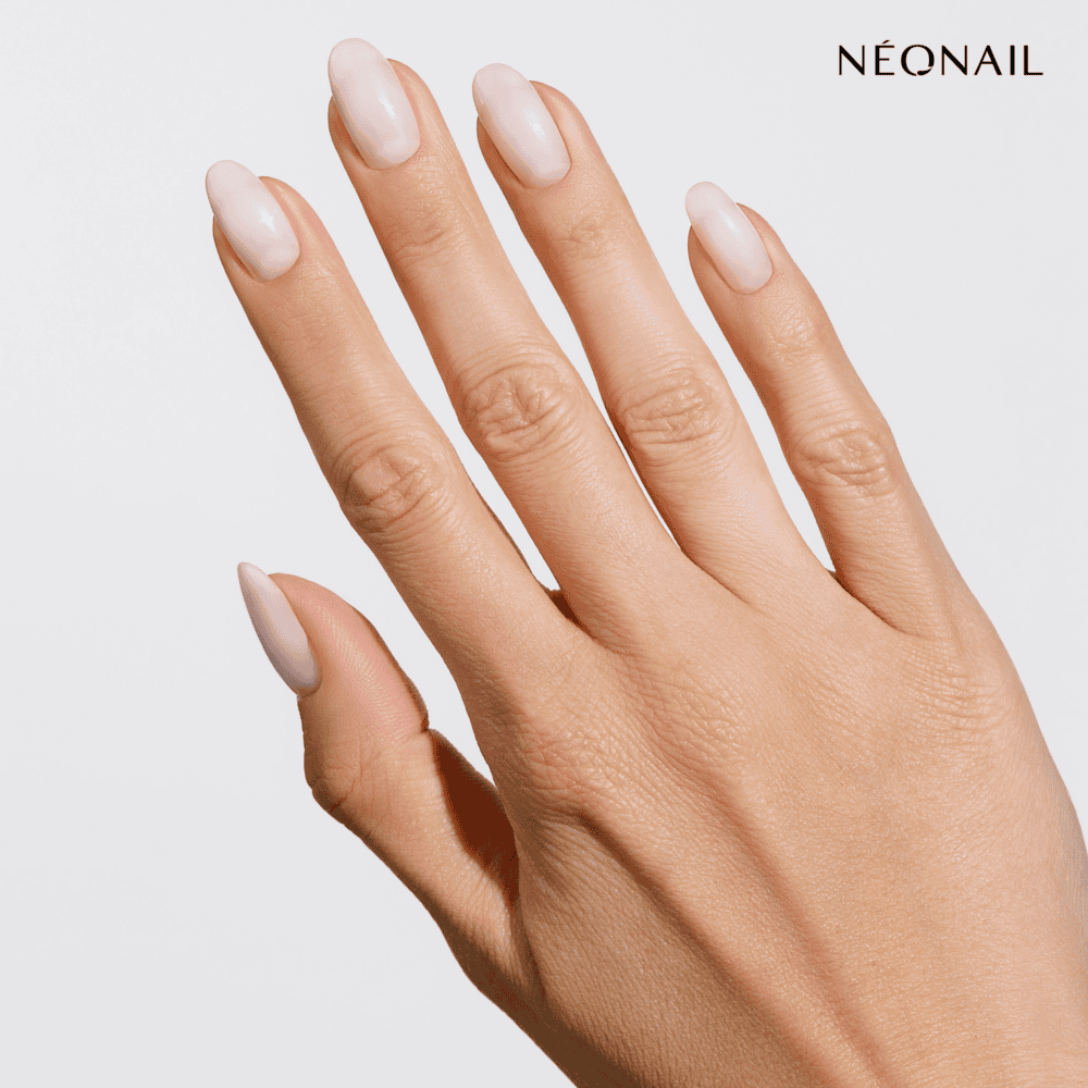 Uñas сon tops efecto milky para otoño 2023