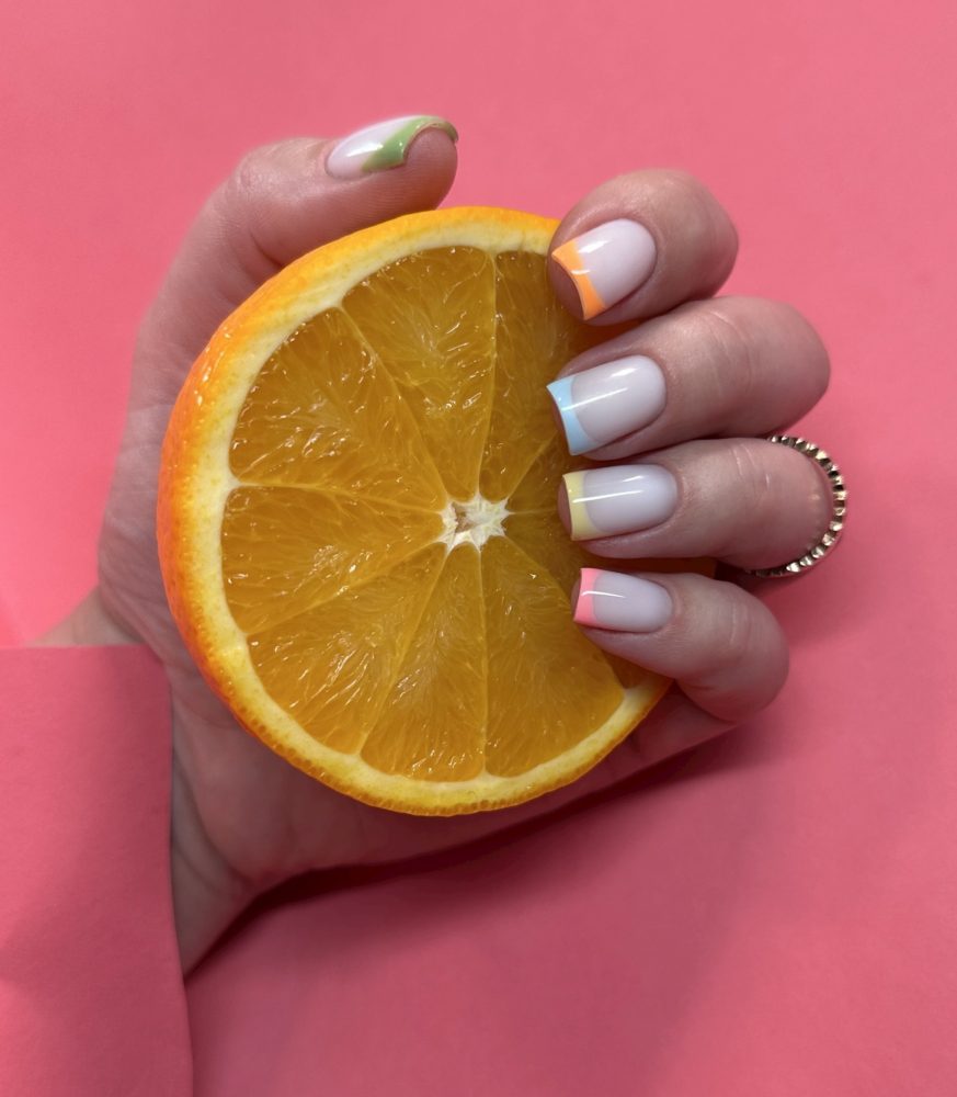 Manicura francesa de colores