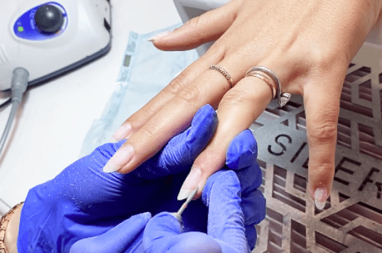 Manicura combinada con torno y tijeras