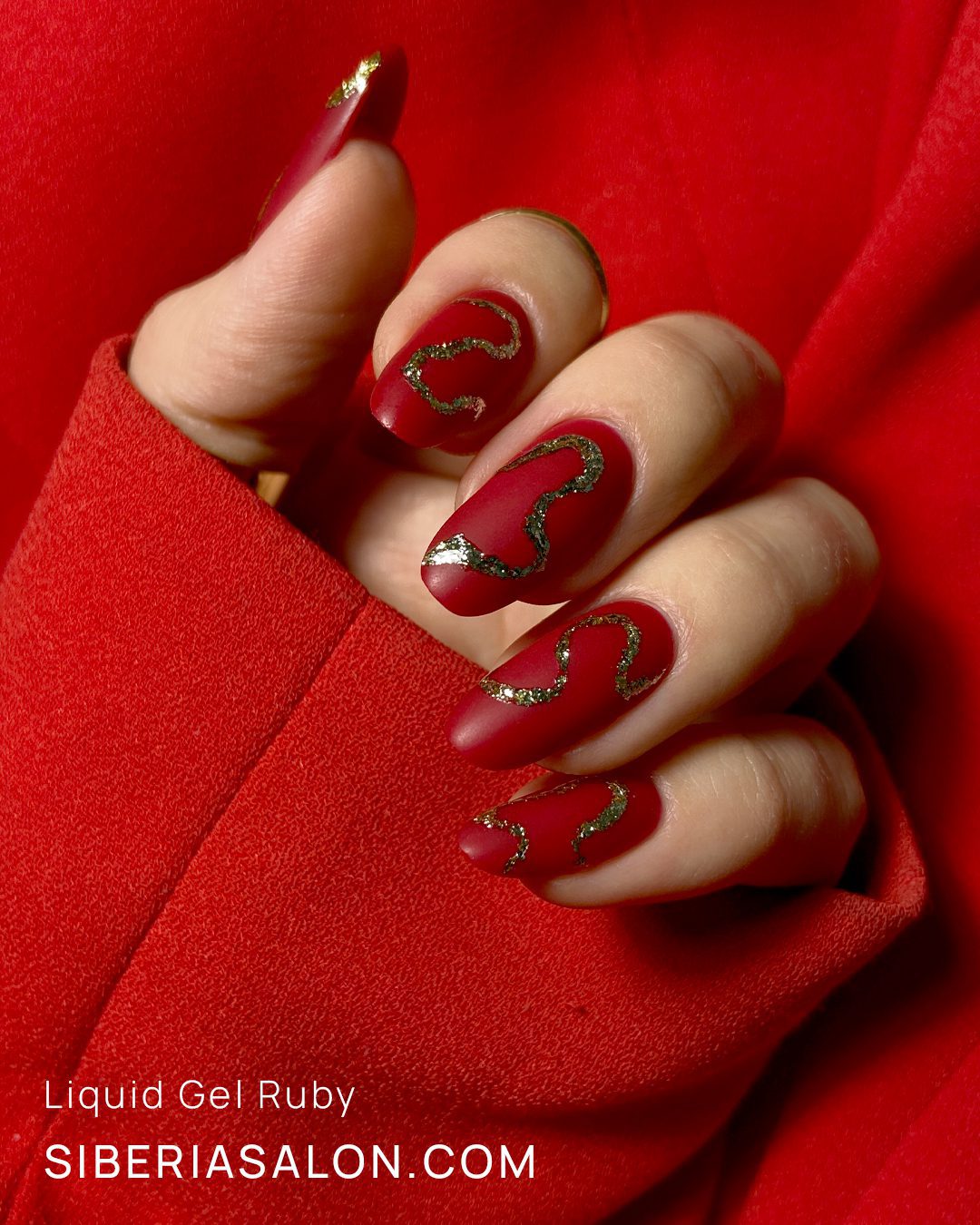 Uñas rojas con diseños sencillo de ondas