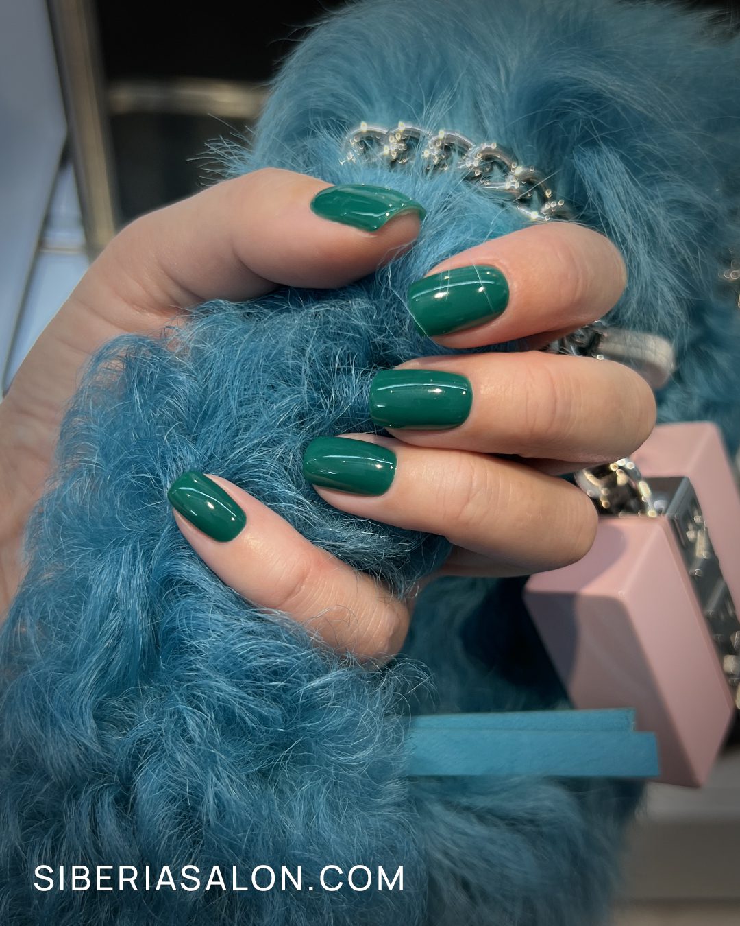 Uñas azules y verde de tonos oscuro