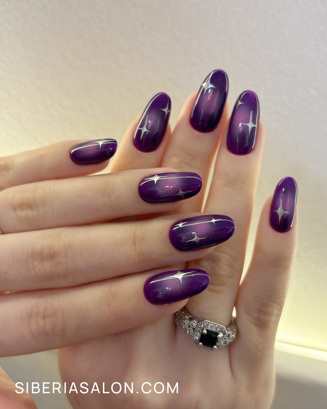 Uñas invierno 2025 de color morado oscuro