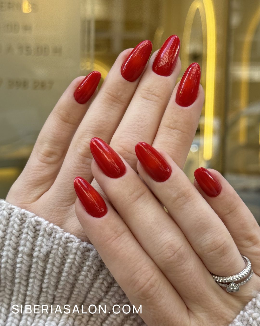 Uñas de color rojo en invierno 2025