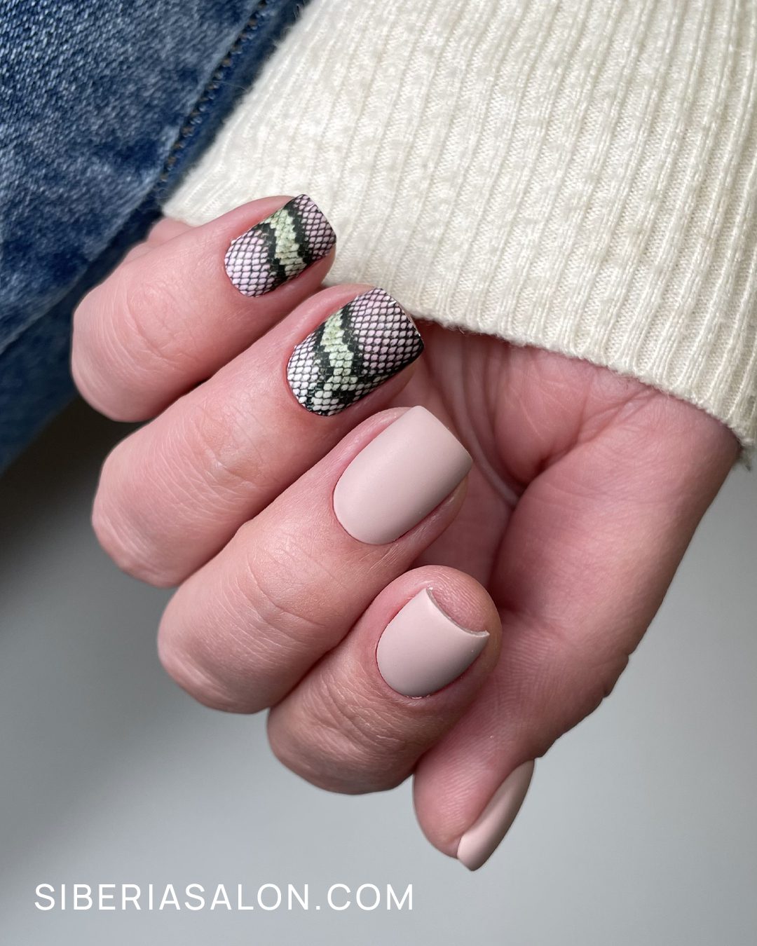 Uñas con diseño de serpiente para invierno 2025