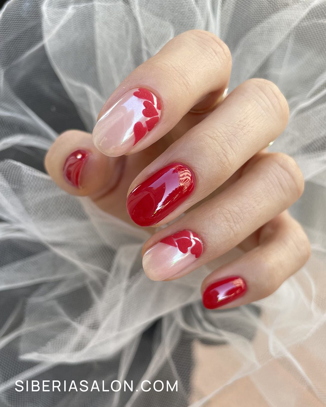 Uñas perladas y corazones para San Valentín