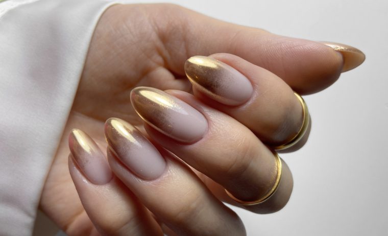 Uñas doradas elegantes