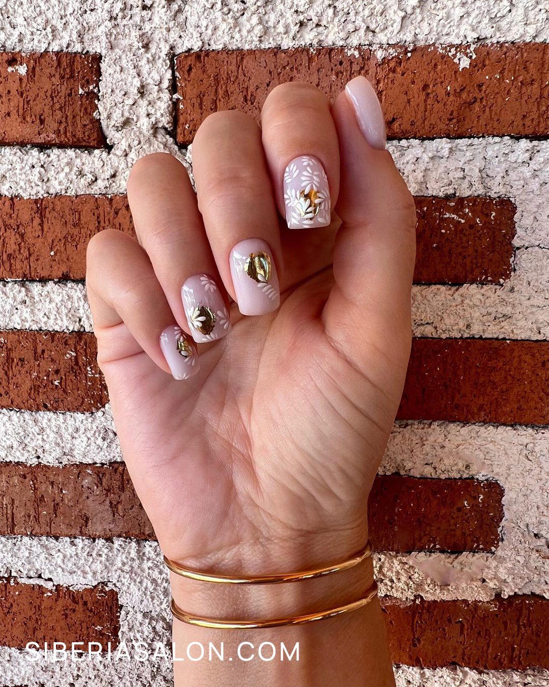 Diseño de uñas con foil dorado