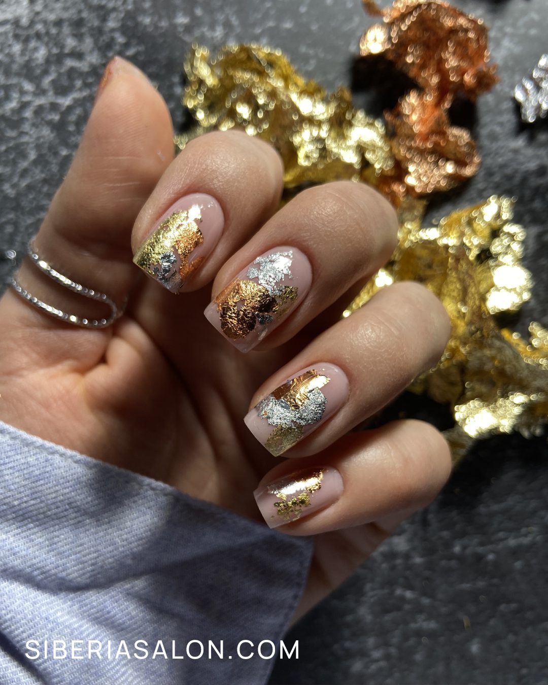 Uñas nude con pan de oro