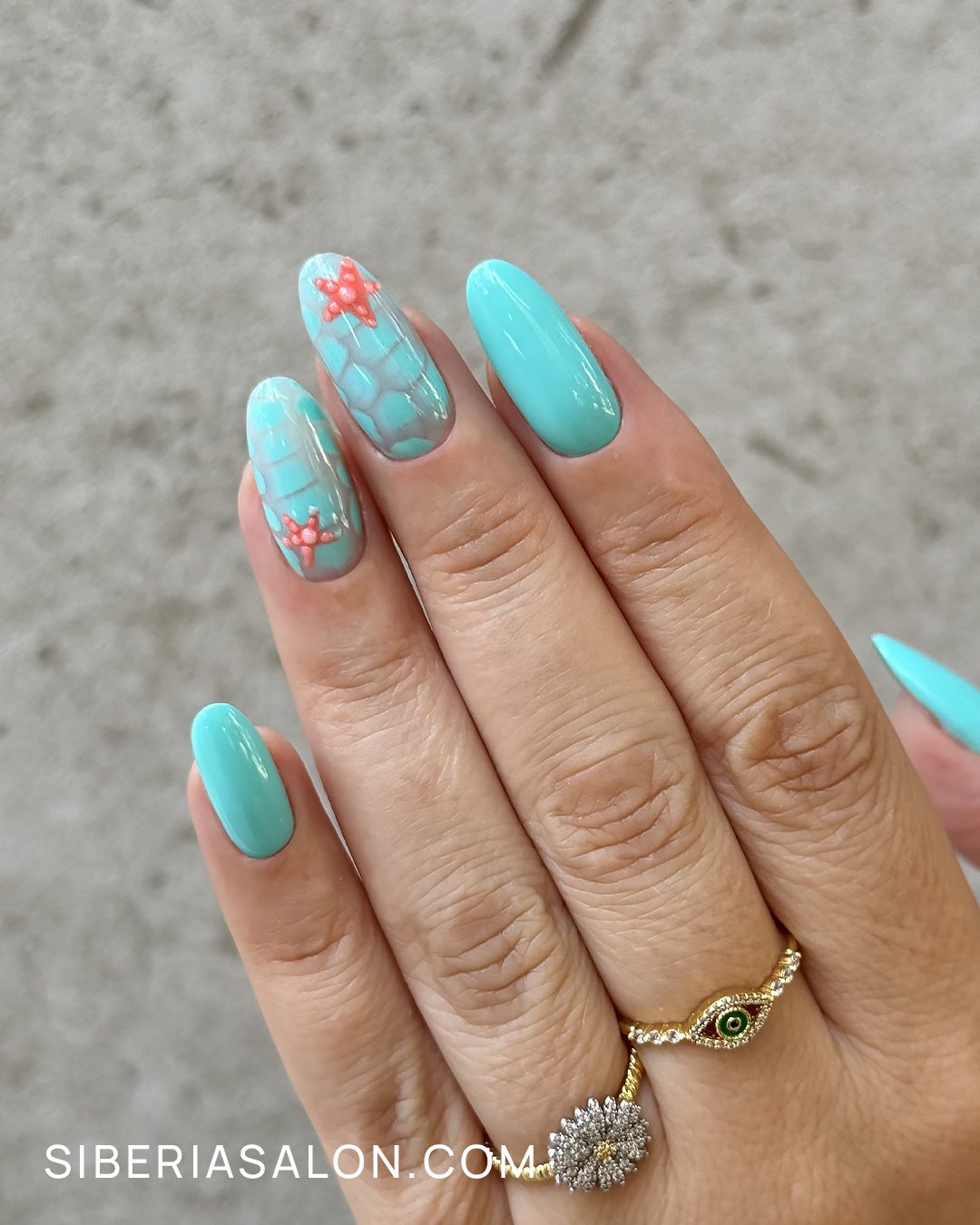 Manicura con estrellas de mar en 3D