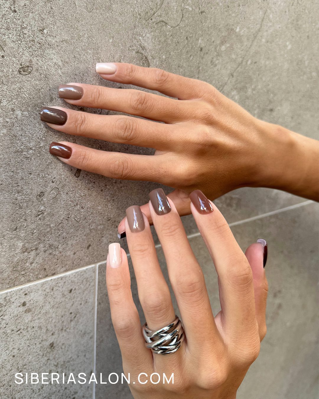 Uñas marrones: la tendencia número uno del otoño 2025