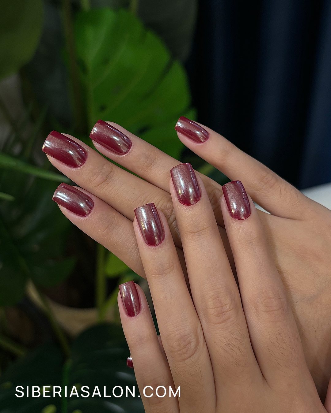 Uñas con efecto perlado sobre tonos oscuros para el otoño 2025