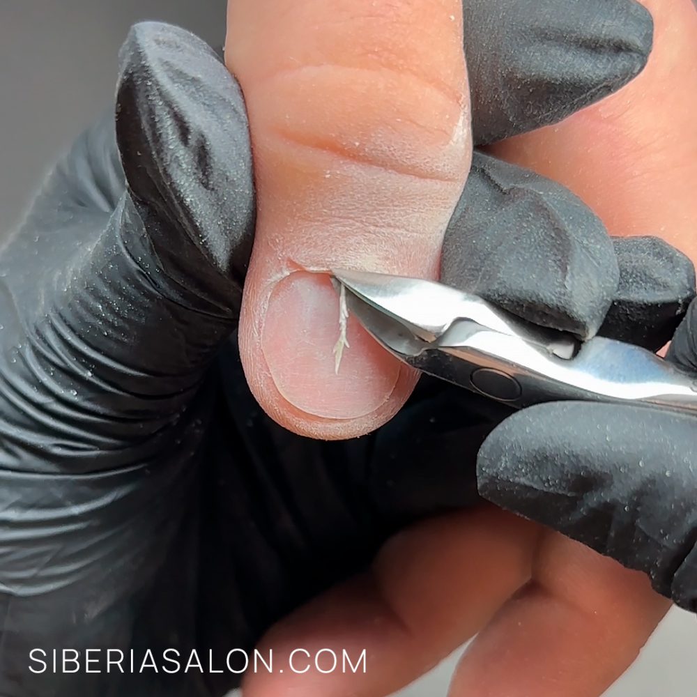 Cortar la cutícula con una tijera o alicate ¿Cómo cortar la cutícula con tijeras o alicates en una manicura masculina?