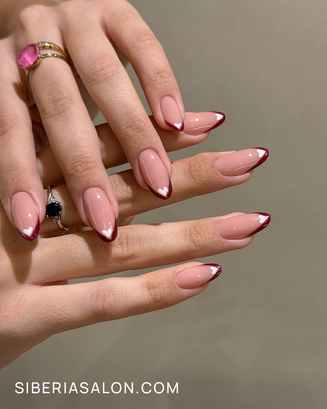 Manicura francesa en corazones pequeños