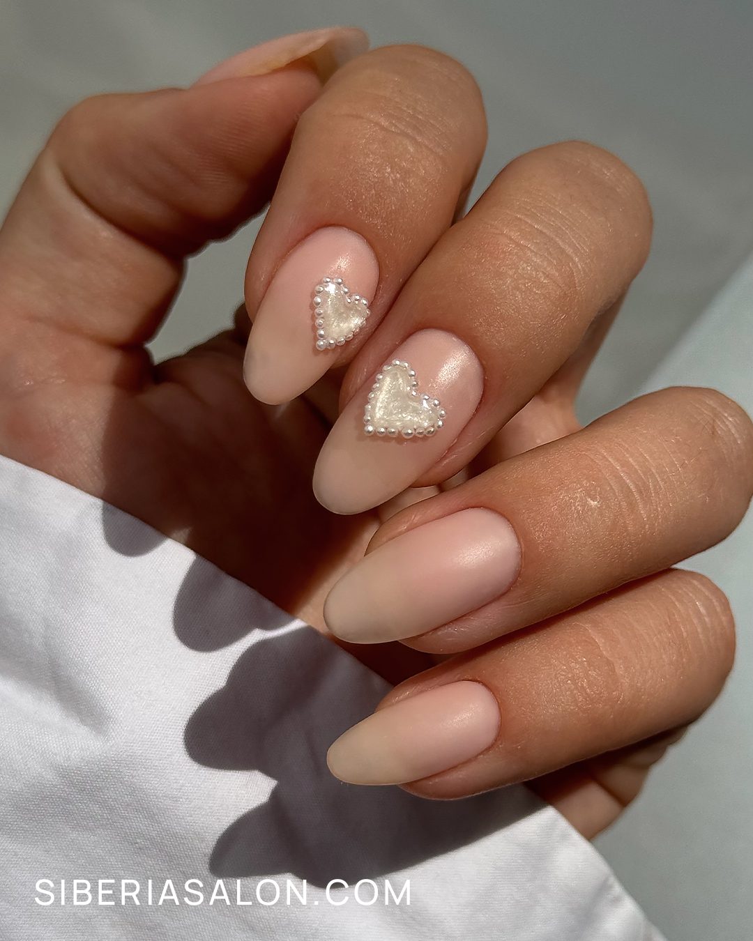 Uñas en color liso mate con corazón efecto 3D