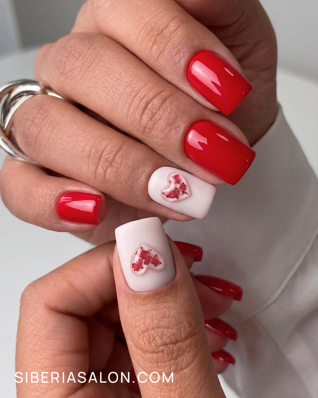 Uñas con corazón encapsulado de flores secas