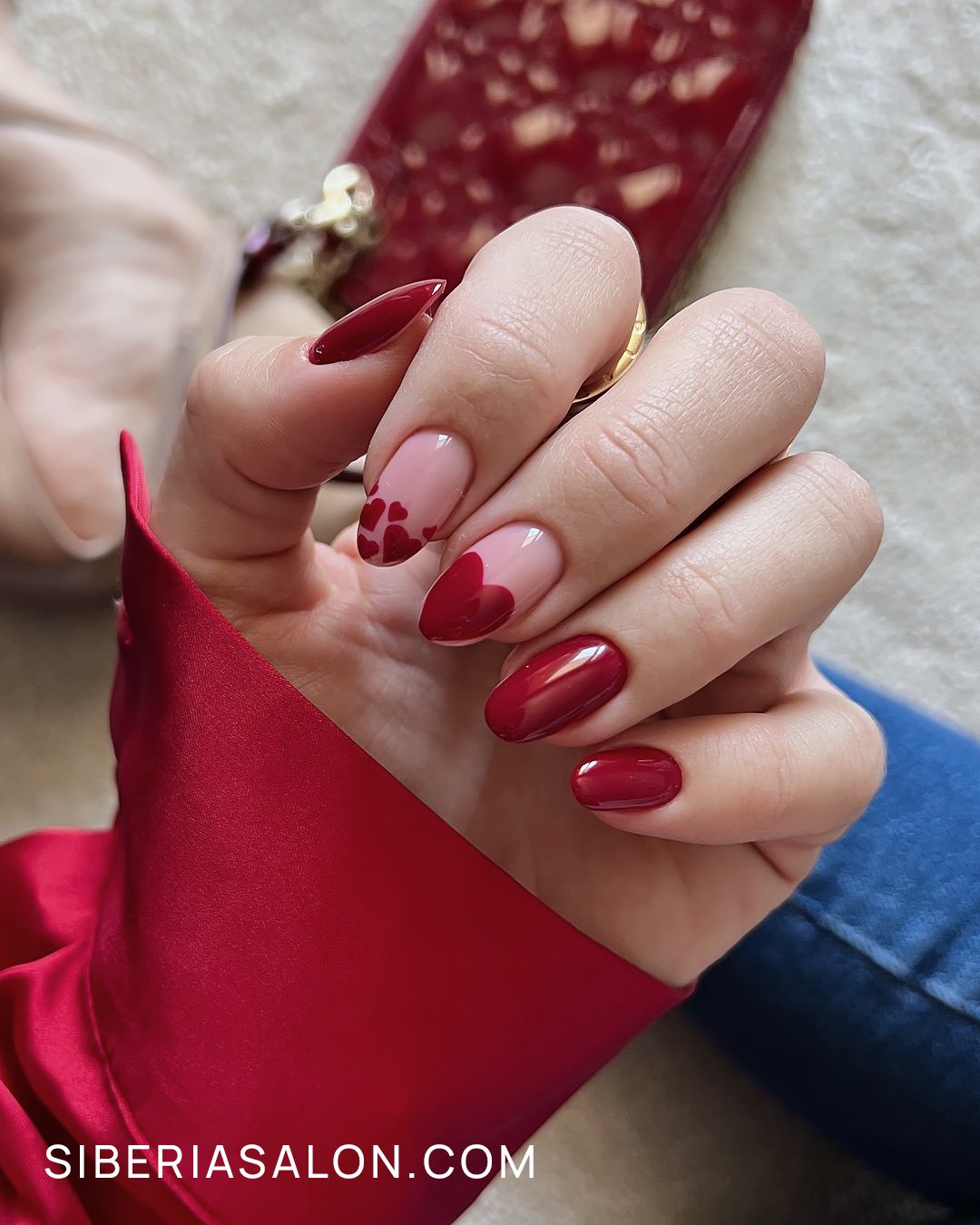 Manicura francesa en forma de corazón para San Valentín 2026