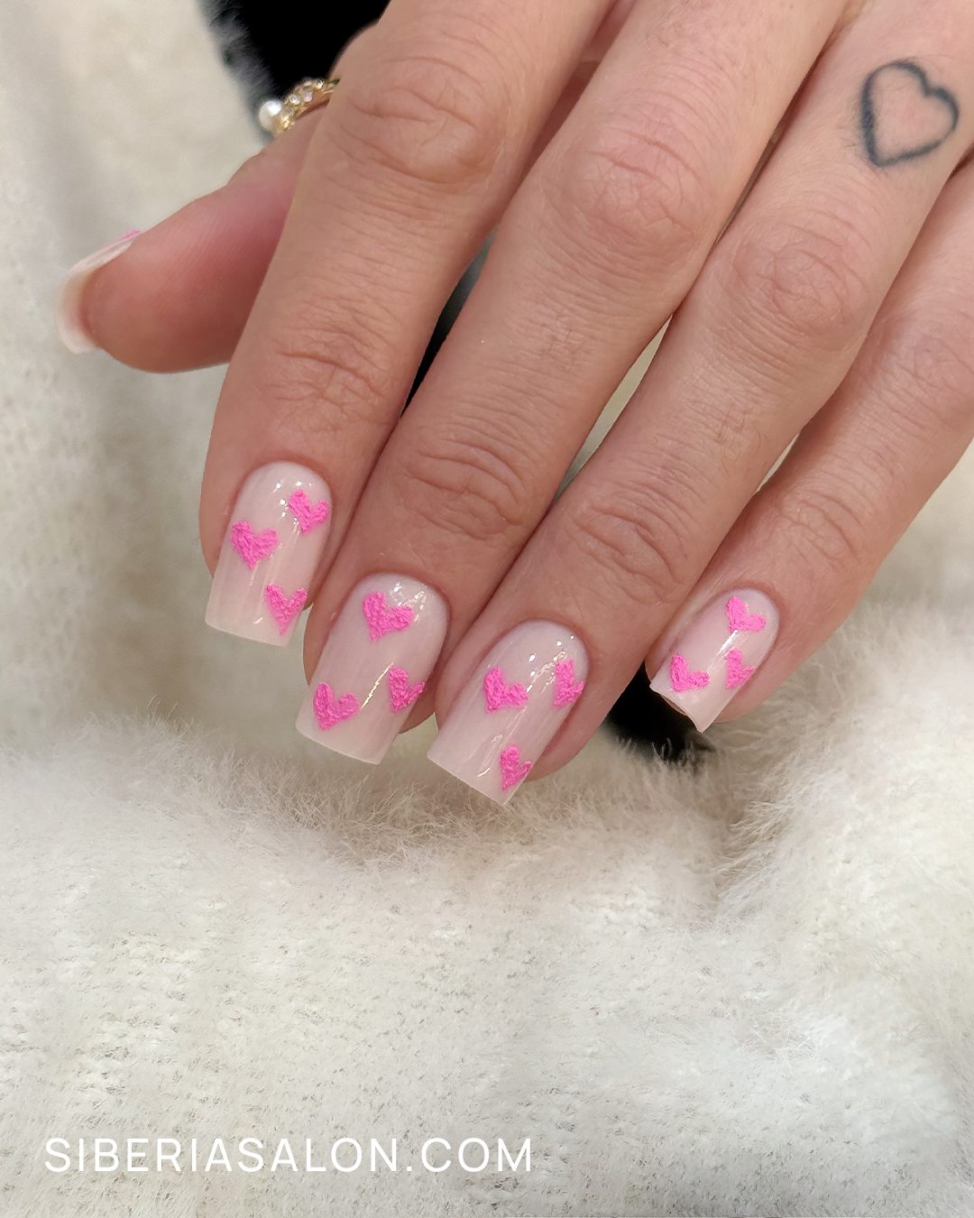 Uñas milky con corazón 3D