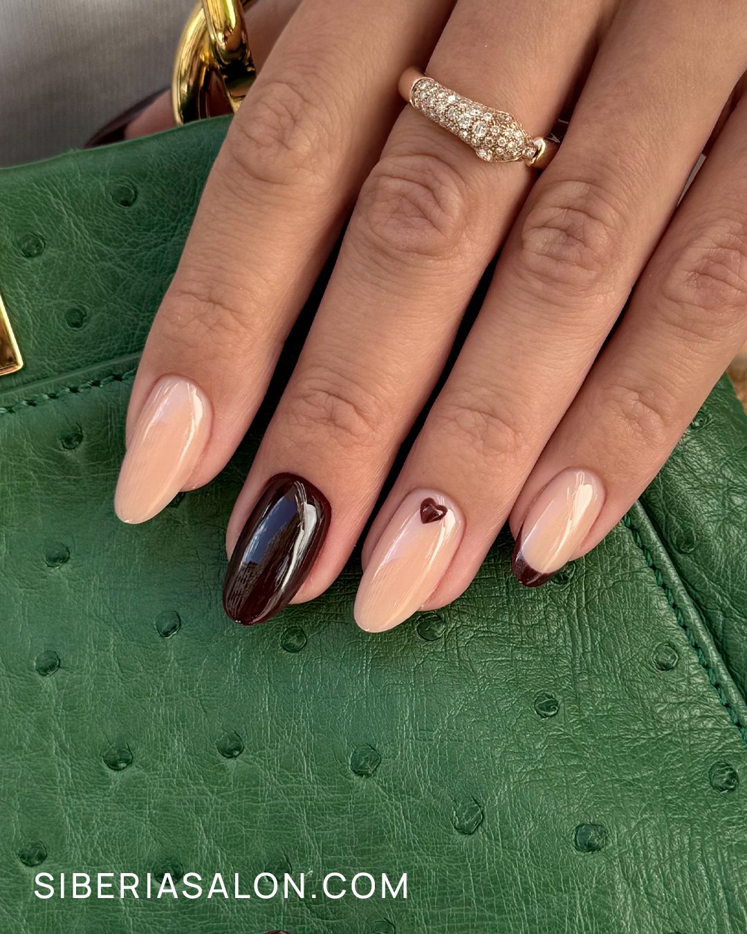 Uñas en cualquier color con corazón en el centro de la uña lisa