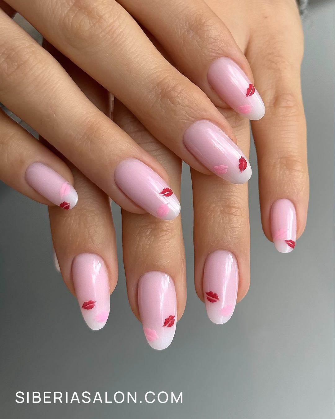 Uñas milky con labios o besos: manicura atrevida para San Valentín 2026