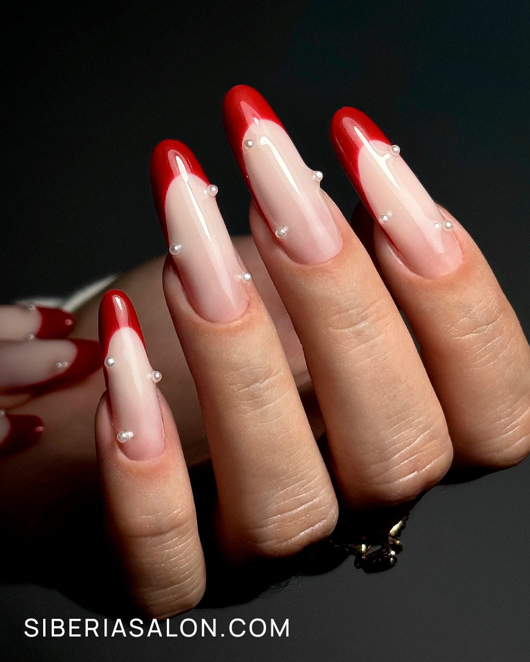 Francesa roja con perlas: manicura elegante para San Valentín 2026