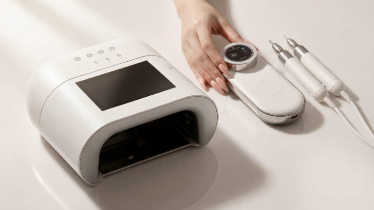 IA en manicura profesional: lámparas LED y tornos inteligentes