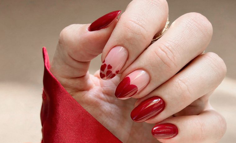 Uñas para San Valentín 2026: tendencias en manicura romántica