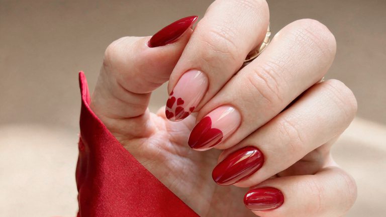 Uñas para San Valentín 2026: tendencias en manicura romántica