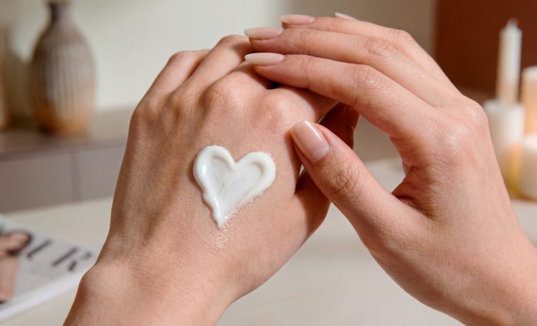 El cuidado de manos y uñas en casa como en un salón de manicura