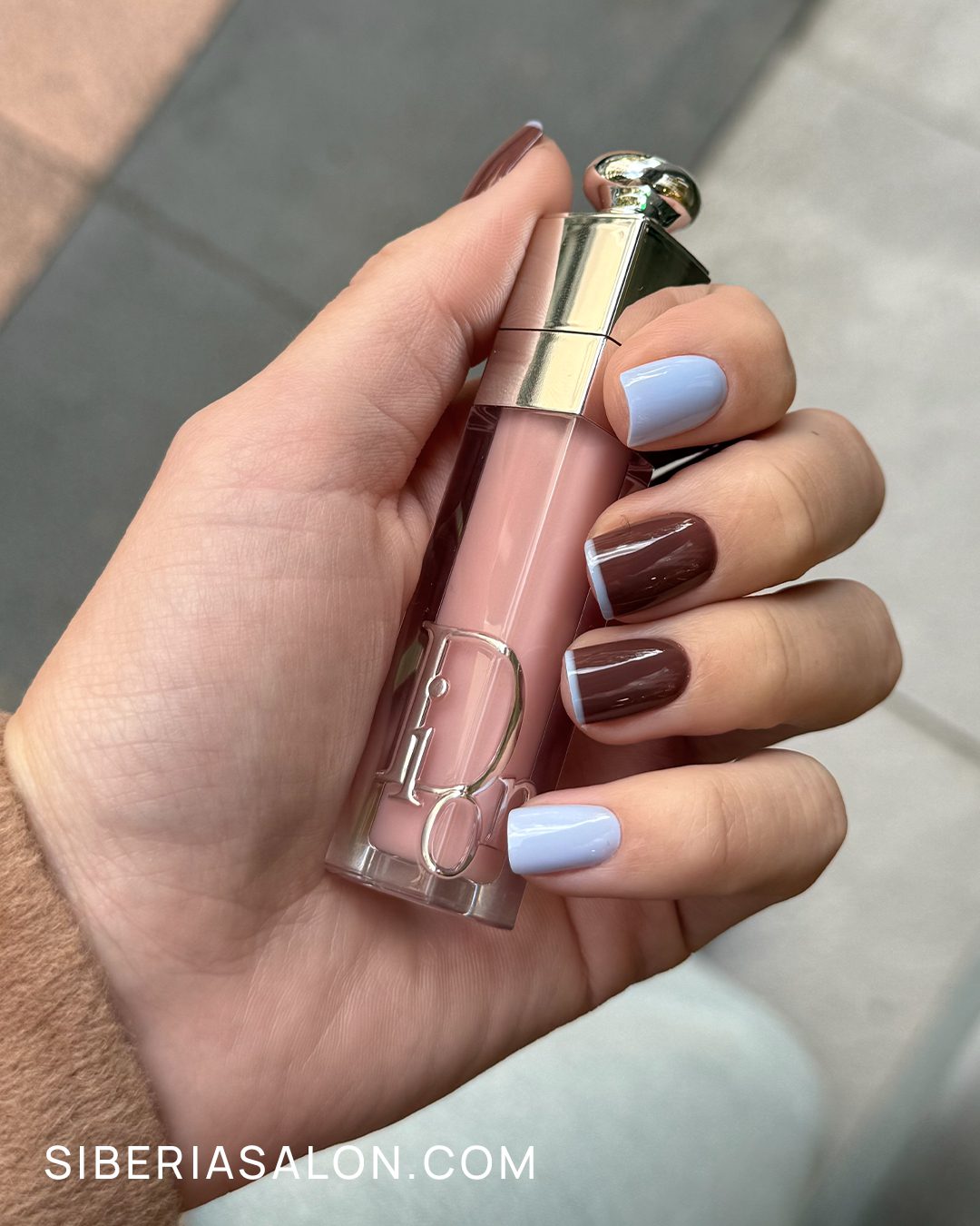 Uñas azul y marrón para primavera 2026