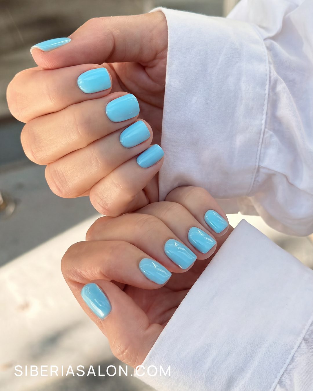 Azul claro: frescura y elegancia en la manicura primaveral