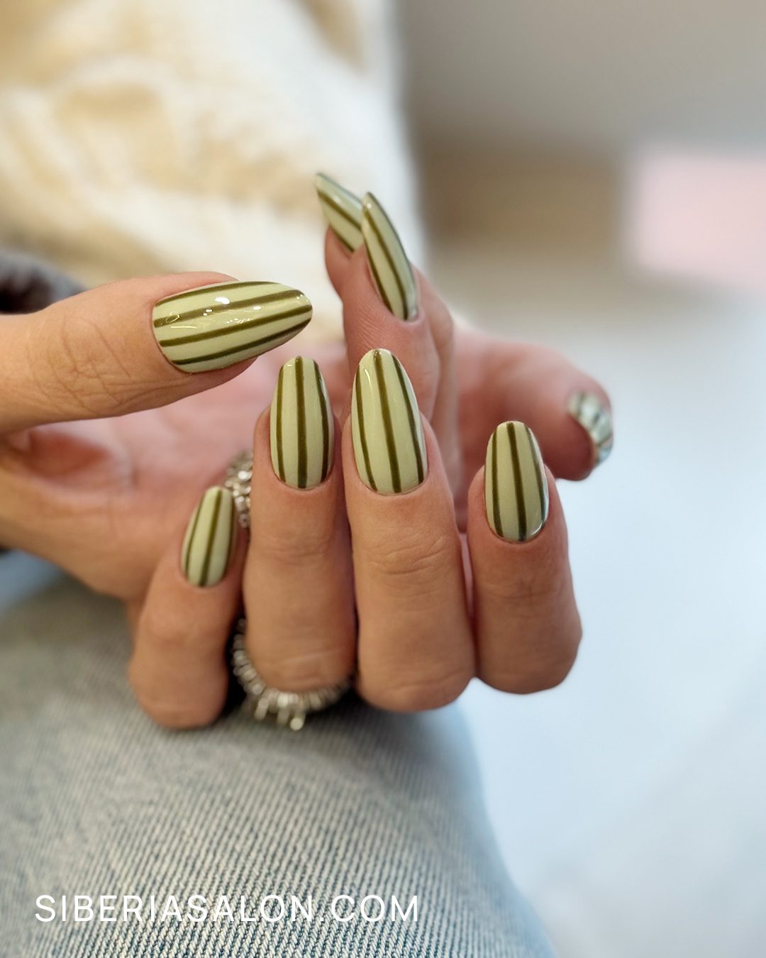 Uñas en combinación de tonos oliva para la primavera 2026