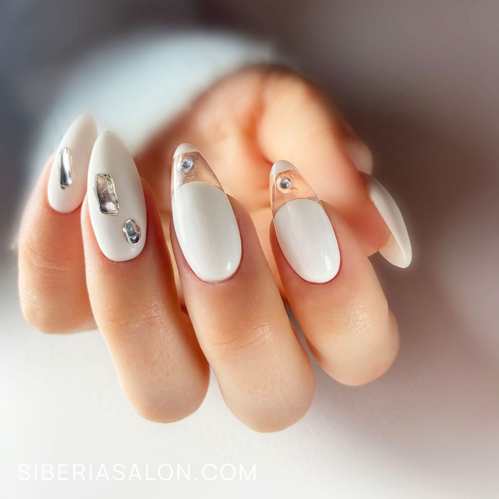 Uñas blancas decoradas con plata