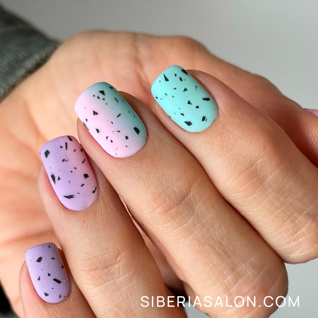 Uñas con degradado vertical verano 2024