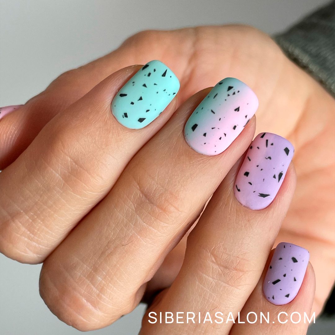 Uñas cortas con efecto degradado sencillo