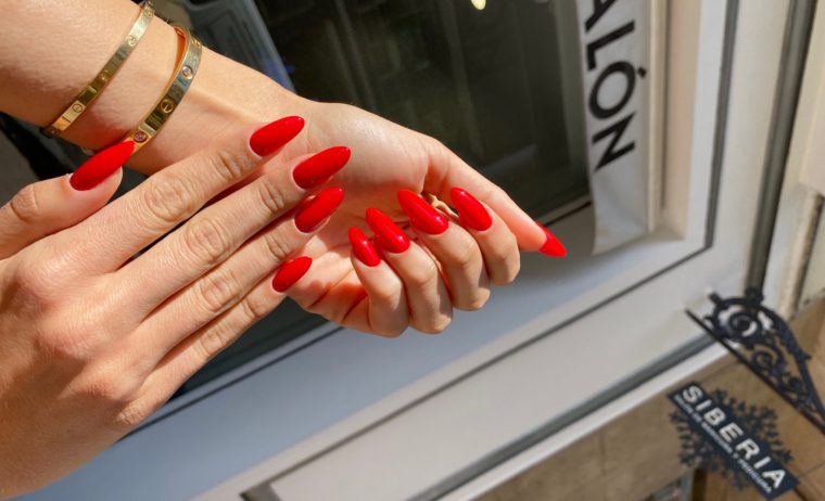 Uñas rojas decoradas elegantes y sencillas