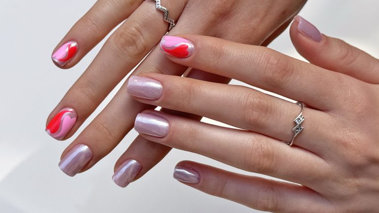 Uñas para San Valentín con corazones