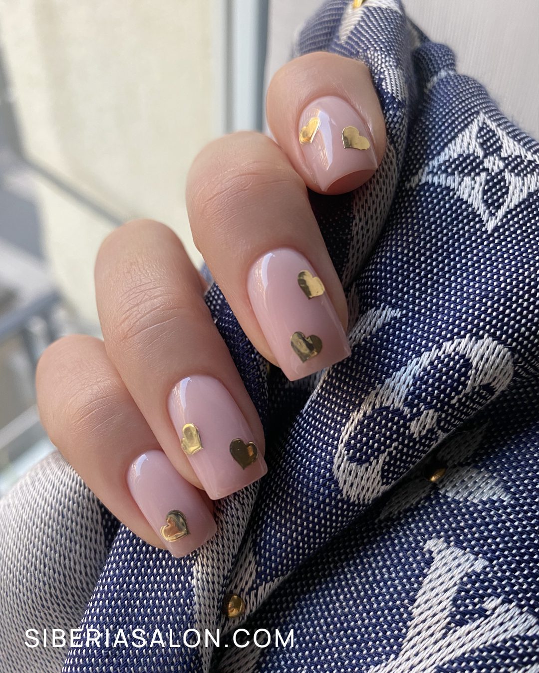 Uñas con pegatinas doradas