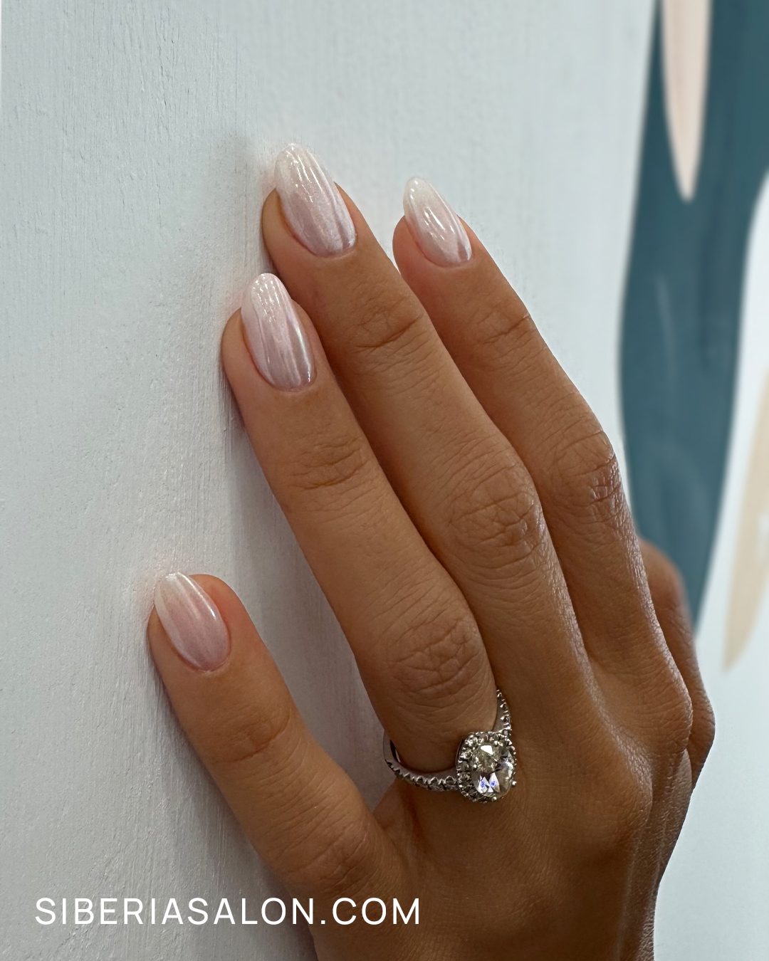 Uñas con efecto perlado primavera 2025