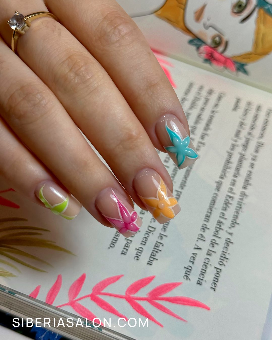 Diseños de uñas 3D con flores hawaianas: tropical vibes para el verano 2025
