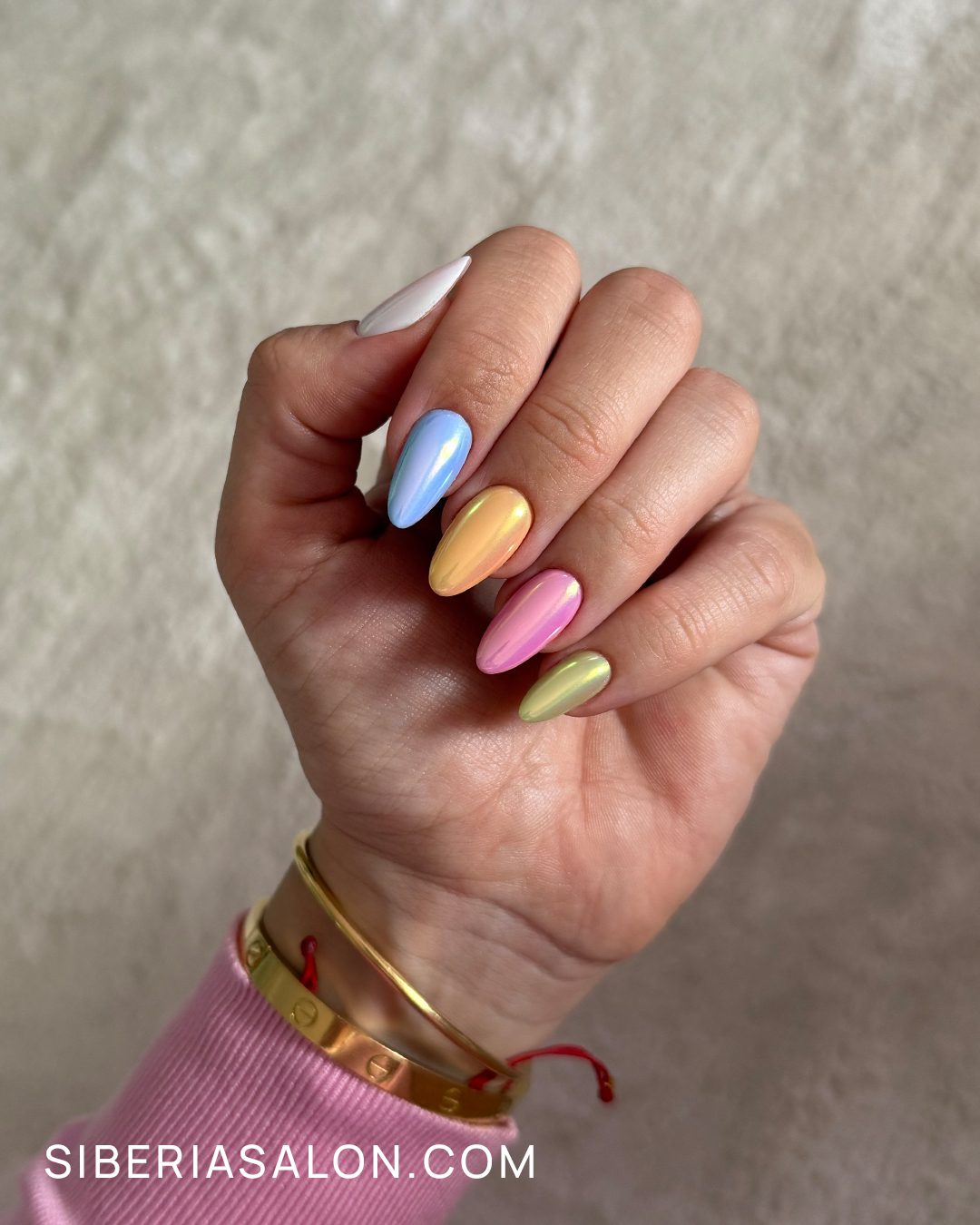 Uñas pastel con polvo chameleon verano 2025