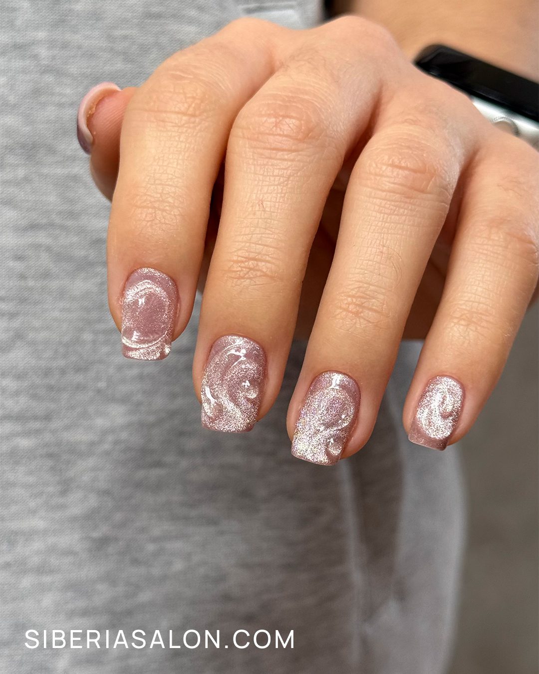 efecto Ojo de Gato con textura en uñas verano 2025