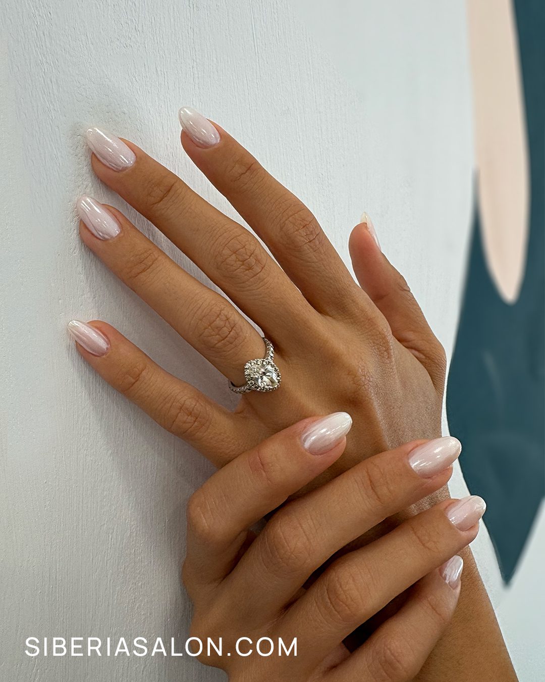 Clean nails con efecto perlado para el verano 2025