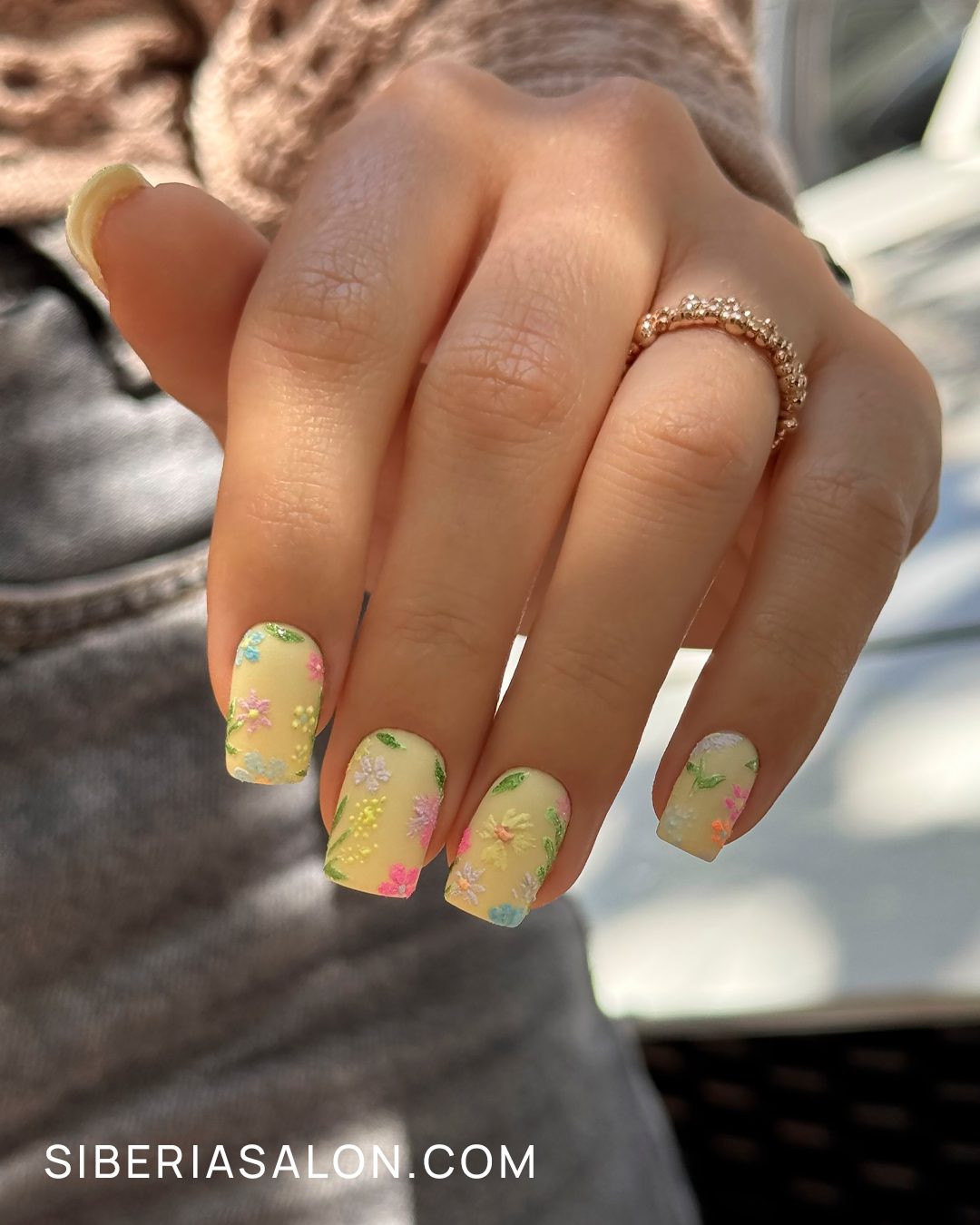 Uñas amarillo mantequilla verano 2025