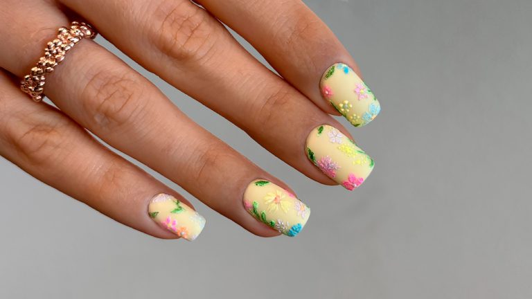 Uñas verano 2025 tendencias de colores y diseños en manicura