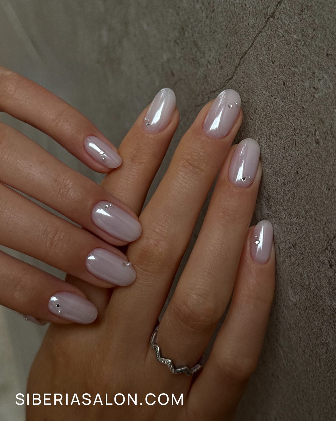 Diseño de uñas minimalistas con efecto perlado