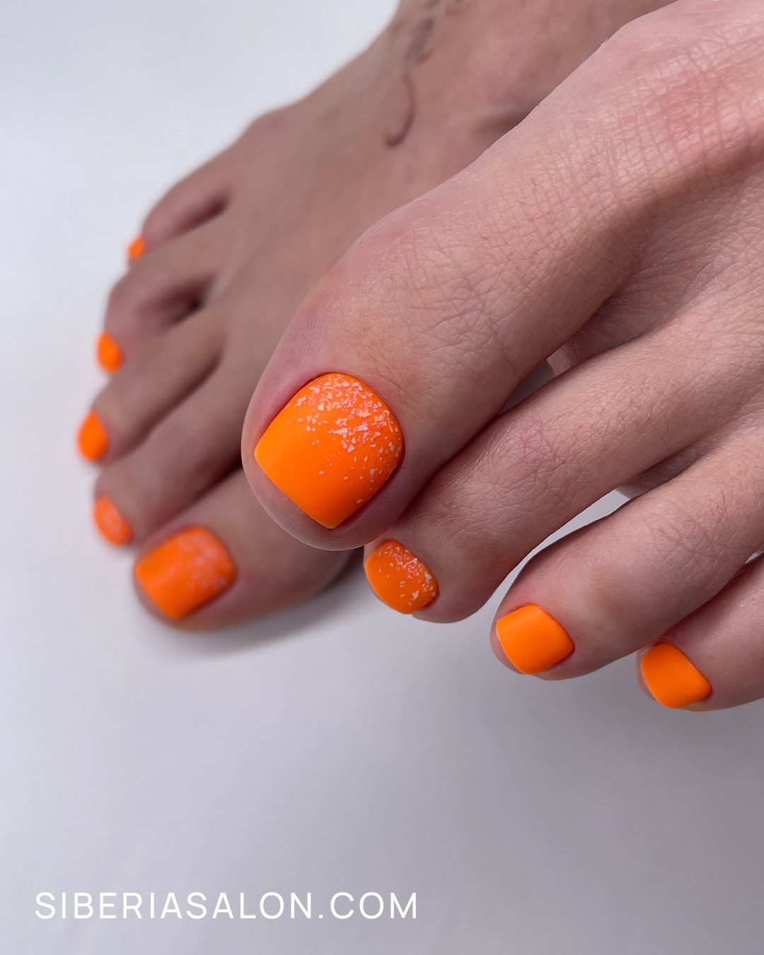 Tonos neón para pedicura verano 2025