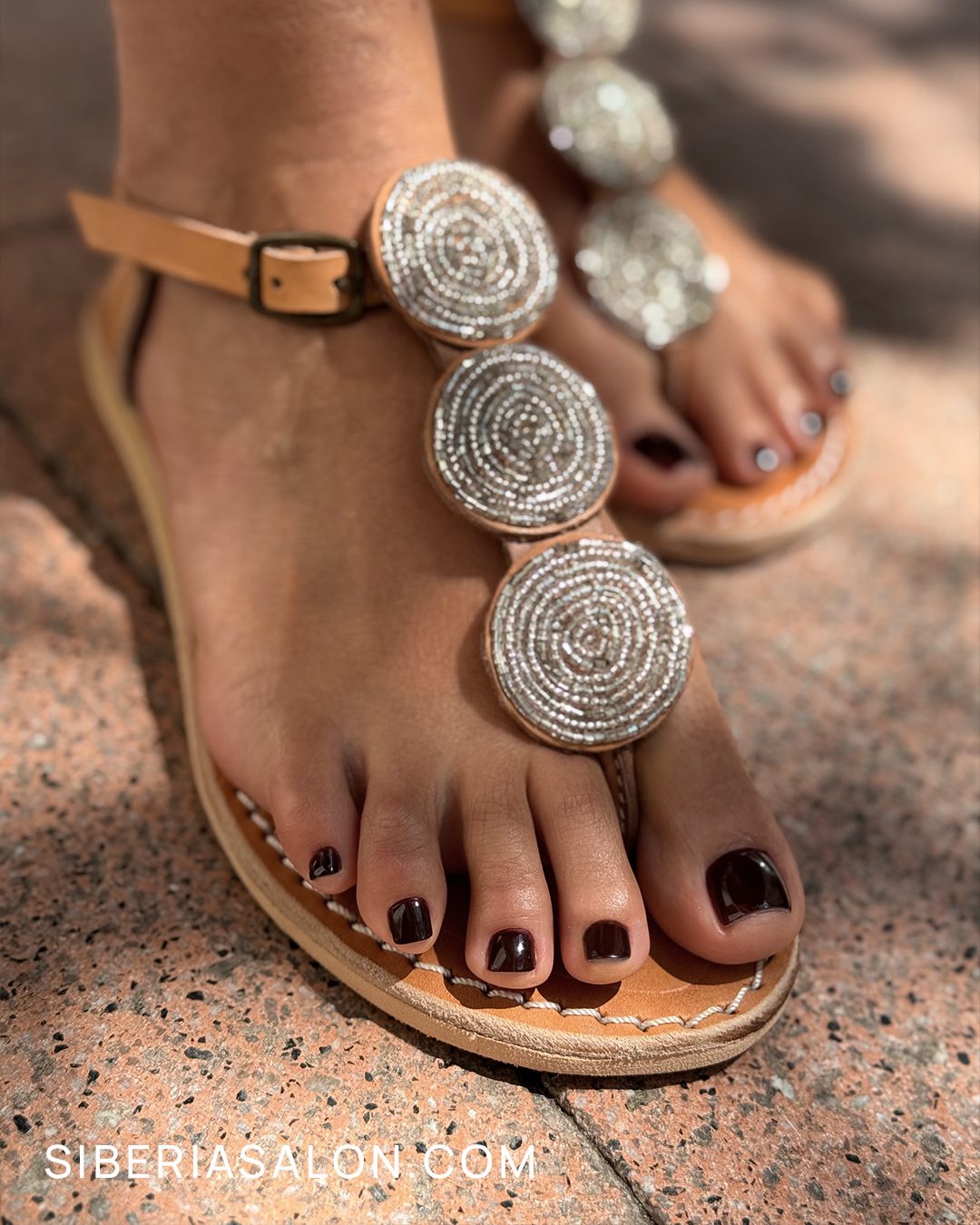 Pedicura negra en verano 2025